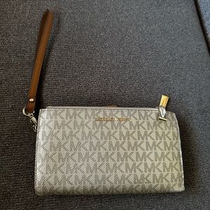 Michael Kors Adele Logo Smartphone Wallet